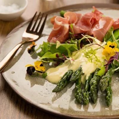 Asperges fraîches, jambon de Parme, sauce hollandaise, zeste de citron